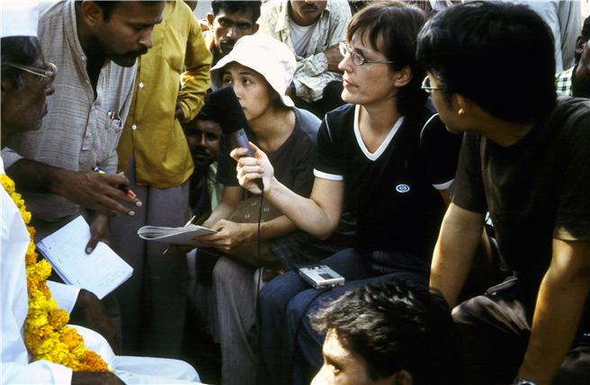 Heffa Schücking interviewt Betroffene eines Staudammprojekts in Indien, 2003 // Foto: privat