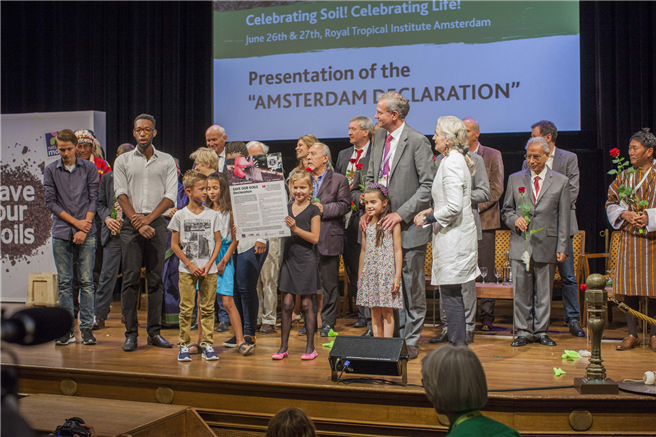 Die 8-jährige Meike aus den Niederlanden präsentiert die 'Amsterdam Erklärung', die die gesammelten Ideen zum Bodenschutz enthält. © Nature & More