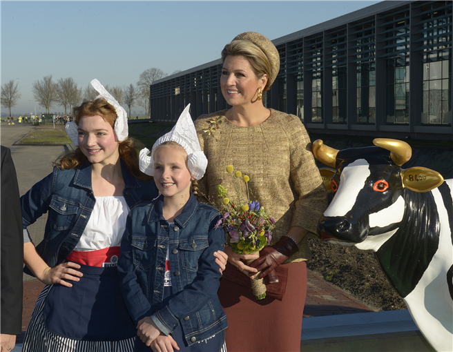 Königin Máxima vor der grünsten Käserei der Welt kurz vor der offiziellen Eröffnung. Foto: Beemster