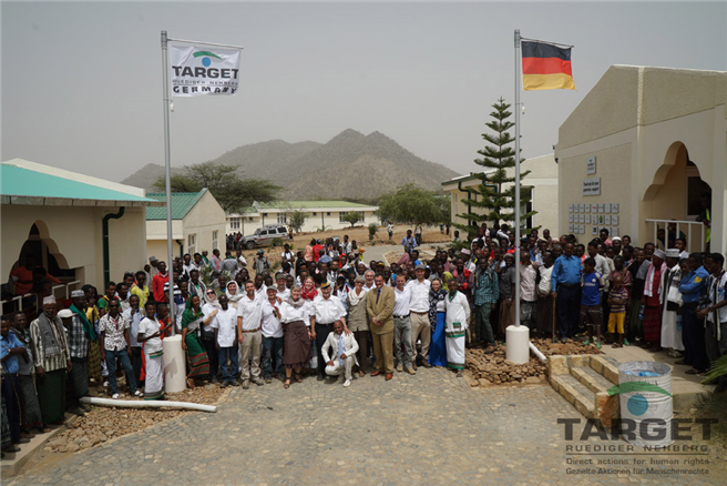 Offizielles Foto der Eröffnung von TARGETs Geburtshilfeklinik Dankailwüste in Äthiopien mit Ehrengästen, Mitarbeitern und vielen Besuchern. © TARGET/Nehberg