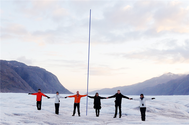 Das earthTeam und Prof. Jason Box zeigen auf dem Südgrönländischen Eisschild, wieviel Eis hier pro Jahr abtaut: Der Stab ist 8 Meter lang. 