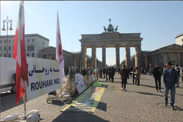 HeimaTune trifft vor dem Brandenburger Tor Ali aus dem Iran. Foto: Heimatunes on Instagram