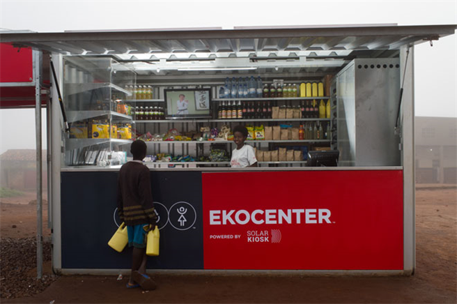 Ein EKOCENTER ist wie ein Marktplatz. Am roten Kiosk können die Bewohner etwas einkaufen, sie können ihr Handy aufladen, im Internet surfen oder auf dem TV einen guten Film gucken. Foto: Coca-Cola Deutschland