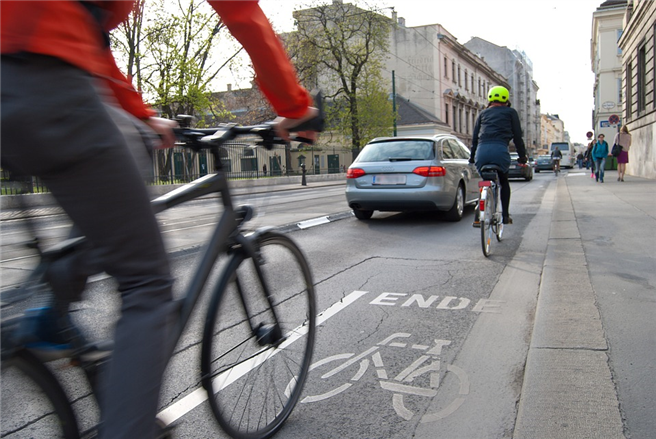 Sicherheit im Straßenverkehr – für Radfahrer in großen Städten oft nicht ausreichend gegeben. Mit dem Ausbau des Radverkehrs in Berlin soll nachgeholfen werden. © VolkerSchnaebele, pixabay