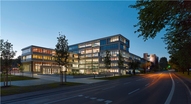Das Verwaltungsgebäude der DAW SE in Ober-Ramstadt erstrahlt klimaneutral auch dank des konsequenten Einsatzes von LED-Leuchtmitteln. © DAW SE