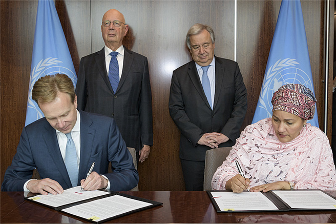 Klaus Schwab (Mitte links), Gründer des Weltwirtschaftsforums und UN-Generalsekretär bei der Unterzeichnung der 'Partnerschaft' © UN Photo / Manuel Elias