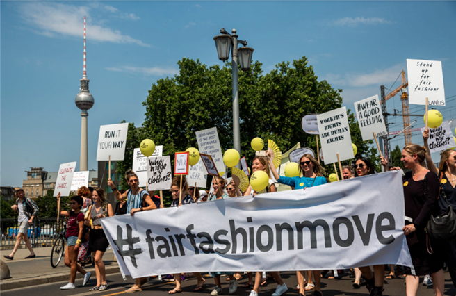 Fair Fashion Move demonstriert für mehr Fairness in der Mode. © Hessnatur Textilien GmbH