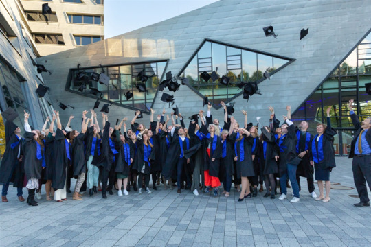 Fliegende Hüte: MBA Sustainability Management feiert größten Abschlussjahrgang