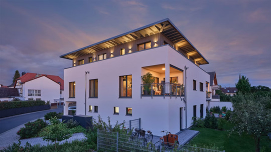 Wo einst Traktoren parkten, wohnt man heute nachhaltig im Mehrfamilien-Holzhaus