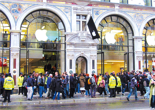 Die modernen Kathedralen des Konsums. Apple Stores mit Polizeischutz bei Ankunft der neuesten Handygeneration. © Lucius Kwok, flickr