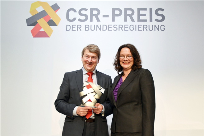 Bundesministerin für Arbeit und Soziales, Andrea Nahles überreicht den CSR-Preis der Bundesregierung © OTTO GROUP