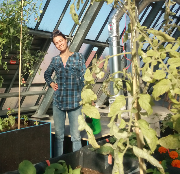 Die Projektinitiatoren Agrarwissenschaftlerin Sara Wolff freut sich über die ersten Pflanzen auf dem Dach. Foto: © Dachfarm, Berlin
