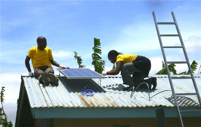 Das Solar Home System ist dafür ausgelegt einfach transportiert, montiert und betrieben zu werden. Nicht nur damit den Kindern bei den hausaufgaben ein Licht aufgeht sondern auch um wertvollen Brennstoff und CO2 zu sparen. Foto: © myclimate