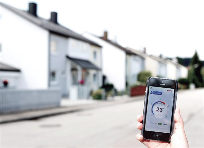 Das Smartphone ist Steuermann für Ihr Smarthome und dirigiert damit die Energienetze. So können Wind und Sonne flexibel genutzt werden. Gleiches wird für Ihre individuelle Mobilität gelten. © Bosch