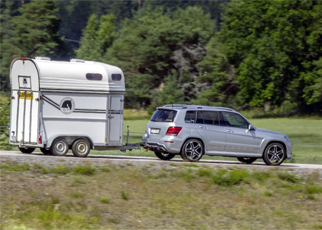 Zum Turnier, zum Tierarzt und zur Zuchtschau - jetzt wird das Pferd gezogen, nicht andersrum. Und endlich kann der SUV mal zeigen, wozu seine PS gut sind. Für die meisten Halter ein luxuriöses Hobby, mit erschreckend schlechter Ökobilanz. © Thomas Males