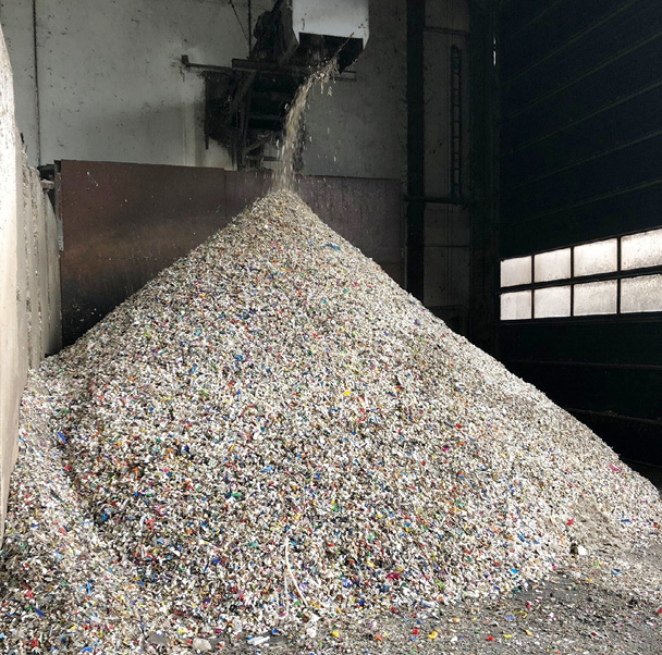 Ohne eine vernünftige Kreislaufwirtschaft werden wir im Müll ­ersticken. © DUH