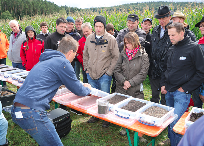 Bodenproben zur Demonstration: Die Infoveranstaltungen der IG gesunder Boden stoßen auf reges Interesse. © IG Gesunder Boden