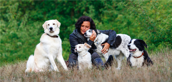 Maja Nowak vermittelt eine ganz neue Sicht auf das Verhalten und die Bedürfnisse von Hunden und ermöglicht uns somit, ihre natürlichen Talente zu fördern. © Maika Maja Nowak