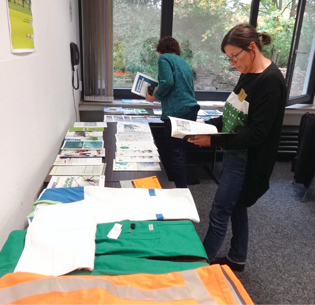 FEMNET bildet Multiplikatoren für die Beratung zu Fragen fairer Berufskleidung aus. © FEMNET