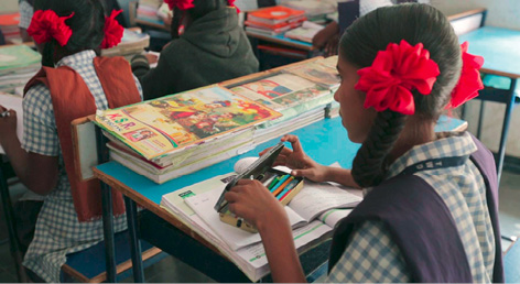 Neben der Einhaltung von Sozialstandards fördert die Stiftung auch Schulprojekte. © Dibella/GoodTextiles Stiftung