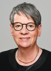 Dr. Barbara Hendricks ist seit 1994 Mitglied des Deutschen Bundestages. Die promovierte Historiker­in war von 1998 bis 2007 parlamentari­sche Staatssekretärin beim Bundesminister der Finanzen und von ­Dezember 2013 bis März 2018 Bundesministerin für Umwelt, Naturschutz, Bau und Reaktorsicherheit. Seitdem ist sie Mitglied in diversen Ausschüssen. Beim Institut Bauen und Umwelt e.V. [IBU] engagiert sie sich seit Oktober 2019 als ehren­amtliche Präsidentin. © Inga Haar
