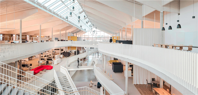 Modern, hell und nachhaltig: Die Industrielampen an den Decken stammen aus den ehemaligen Panzerhallen auf dem Gelände; sie wurden aufbereitet und mit LED-Leuchtmitteln ausgestattet. © Roland Halbe