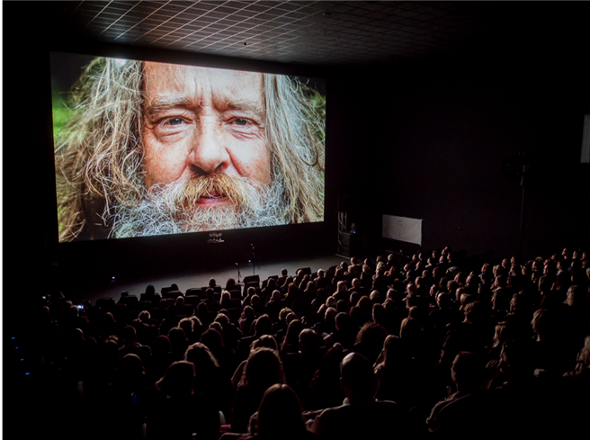 Der lebendige Film, wie das Cosmic Cine Filmfestival seine Filmauswahl beschreibt, schafft es, die Lebensweisheiten, Ideen und Erfahrungen vieler Menschen über die große Kinoleinwand zu teilen und in einem Miteinander der Generationen zu bewegen. © Cosmic Cine Filmfestival