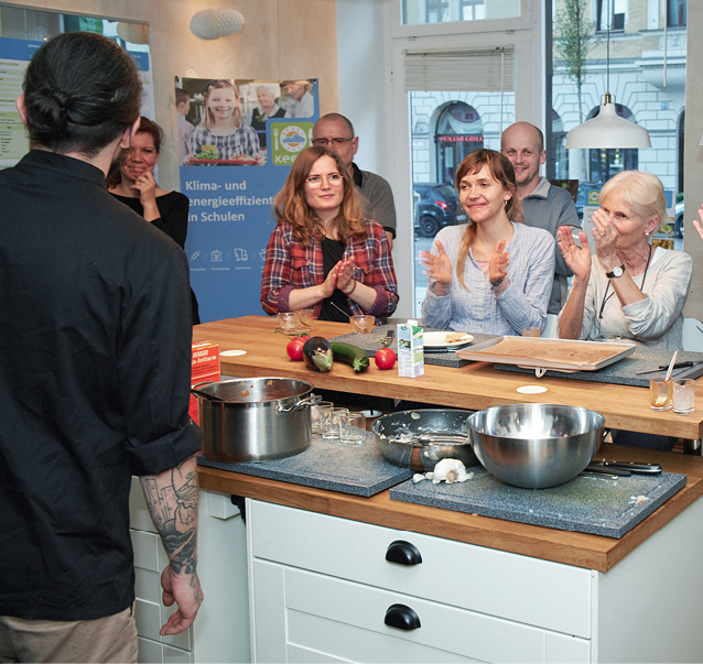 Der Koch Serkan Tunca schulte in München Personal aus Schulküchen sowie ernährungsbewusste MünchnerInnen darin, mit pflanzlichen Zutaten zu kochen. Werden sie aktiv für mehr Klimaschutz in Kantine und Schulverpflegung! © IZT, Carolin Tietz