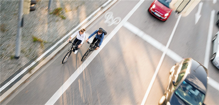 Wer vom Auto auf das Fahrrad oder E­Bike umsteigt, spart pro Personenkilometer etwa 138 Gramm CO2 ein. © JobRad