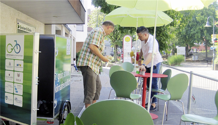 Eiscafé statt Parkplatz: Pop­-up-­Eiscafé im Zentrum von Bad Boll. © gemeinsamweiterkommen
