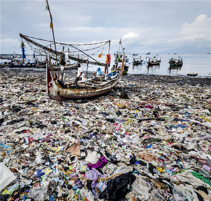 Wo bleibt die Ressourcenproduktivität von Plastik, wenn dieses wertvolle Material zu über 50 Prozent für Wegwerf- und Einweg­verpackungen genutzt wird? Ein ´Strand´ in Muncar, Indonesien, verwandelt sich in ein Plastikmeer. © Project STOP 2020, Ulet Ifansasti