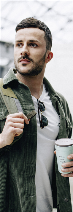 ´Udo´ von Carina Frings – Coffee-To-Go Mehrwegdeckel, der auf eine Vielzahl von Tassen im Schrank passt. © Carina Frings