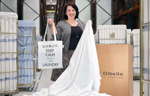 Ragna Werler, Prokuristin bei Fliegel Textilservice, freut sich über die tatkräftige Unterstützung von Dibella bei der Kommunikation nachhaltiger Textilien für die Hotellerie. © MIKE AUERBACH PHOTOGRAPHY