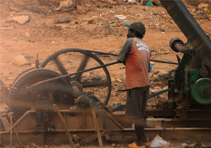 Folgen des Bezugs billiger Rohstoffe aus dem Globalen Süden: In Lateinamerika trocknet der Lithiumabbau ganze Salzseen aus, in Guinea hinterlässt Bauxitabbau rote Wüsten, in der DR Kongo arbeiten Menschen ohne Schutzkleidung unter Tage. &copy; Cshubham Nayak für Unsplash