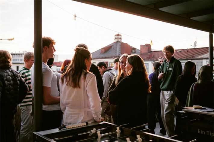 Über den Dächern Münchens wurde genetzwerkt, gelacht, philosophiert und konkret über künftige Projekte gesprochen. &copy; SelinaBubendorfer