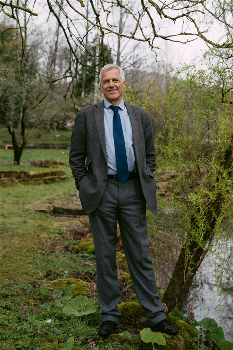 Dr. med. Marcus Roggatz, Vorstand der WALA Stiftung, im WALA-Heilpflanzengarten in Bad Boll/Eckwälden, der in diesem Jahr sein 70-jähriges Bestehen feiert. &copy; WALA