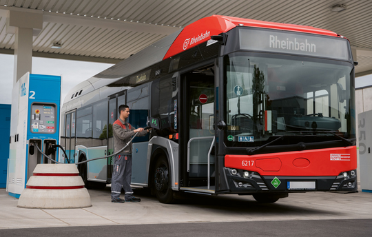 Neue Wasserstoff-Tankstellen: Busse und LKW tanken in unter 10 Minuten