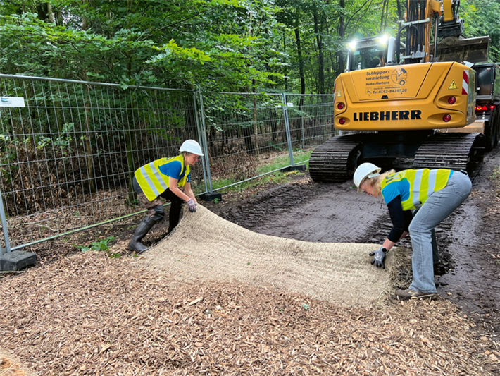 Aufbringen der Erosionsschutzmatten beim Wacken-Festival &copy; Malena Rohwer; Stiftung Naturschutz Schleswig-Holstein