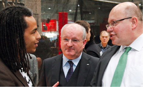 Hoher Besuch: Patrick Mijnals begrüßt den damaligen €Umweltminister Peter Altmaier am Infostand von bettervest auf der Cebit. © Iris Klöpper 