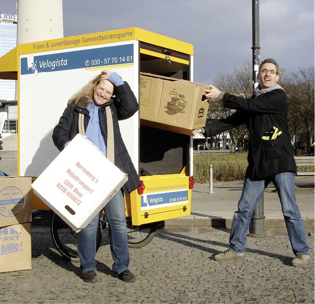 Öko-Umzug gefällig? Sabine und Martin bieten mit Velogista klima€freundlichen und fairenTransport für Berliner Gewerbeunternehmen. Ihre Elektrolastenräder fahren mit einer Ladekapazität von 250 Kilogramm und lassen so jeden Kombi alt aussehen. © Velogista 