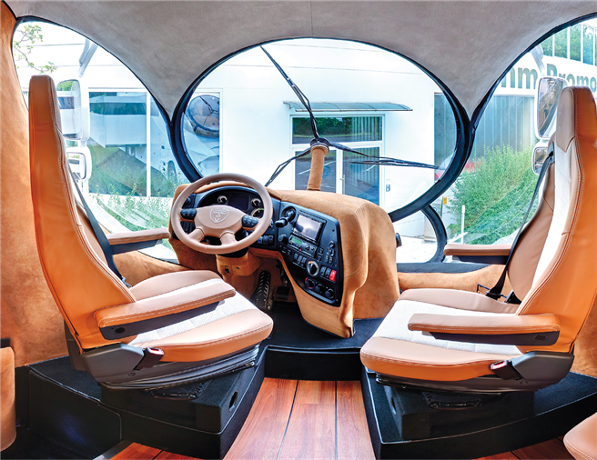 Spaciges Innenleben: Marchi Mobile zeigt mit seinem eleMMent-Luxustruck, wie die Fahrerkabine der Zukunftaussehen wird. © Marchi Mobile 