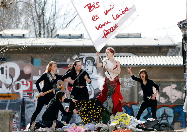  Für eine neue Mode aus alten Kleidern gehen sie symbolisch auf die Barrikaden. © Veränderungsatelier