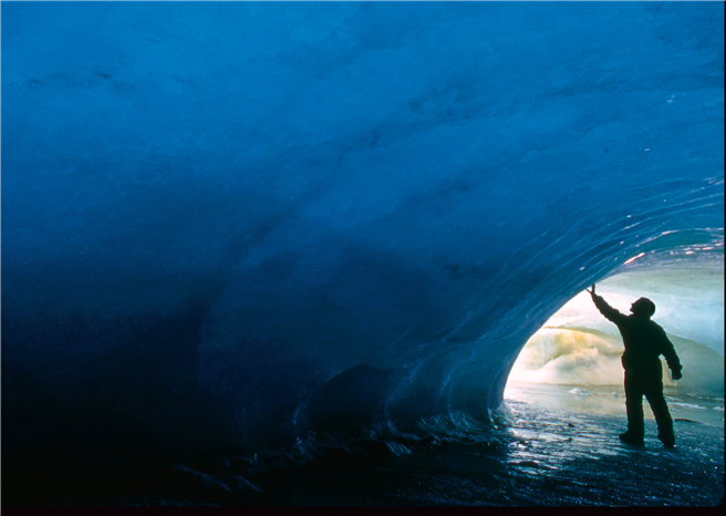  Klimawandel: Diese Eishöhle in der Antarktis symbolisiert die Schönheit und Verwundbarkeit der Natur. Einige Jahre nachdem Gary Braasch sie fotografiert hatte, war sie vollkommen abgeschmolzen. Foto: © Gary Braasch