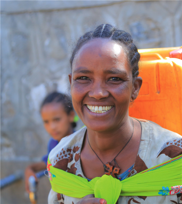 Noch immer verbringen viele Frauen im ländlichen Afrika jede Menge Zeit mit mühsamem Wasserschleppen. © Menschen für Menschen