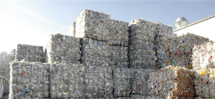 Kreislaufwirtschaft – Von der Rhetorik zur Praxis: Das Gutachten des Sachverständigenrat für Umweltfragen (SRU) zum Thema Kreislaufwirtschaft zeigt den überfälligen Weg. Das ist bitter nötig, denn in der Krise stapeln sich die PET-Ballen himmelhoch.