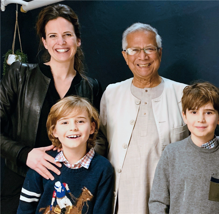 Ricarda Engelmeier mit zwei ihrer Kinder und Friedensnobelpreisträger Prof. Yunus, der sie zum (sozialen) Unternehmertum ermutigte. © privat