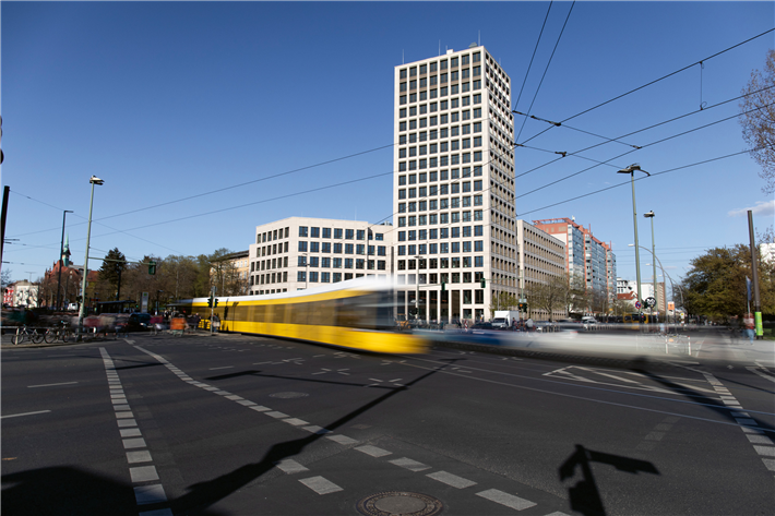 Das 18-geschossige HOWOGE-Hochhaus an der Frankfurter Allee in Berlin-Lichtenberg wurde im April mit dem DGNB Zertifikat in Platin ausgezeichnet. © Lydia Hesse