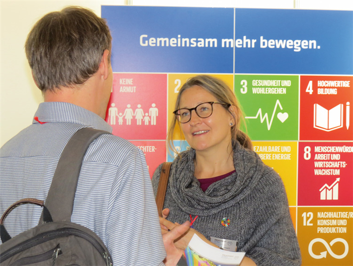 Miriam Schwarz in einer Beratung beim Deutschen Stiftungstag 2022. © Martin Block, Engagement Global