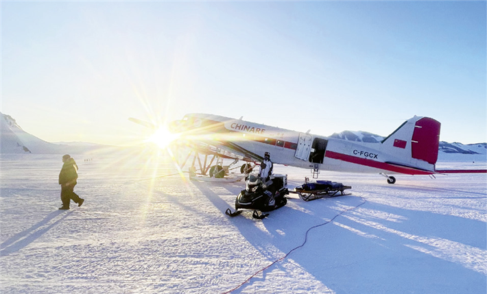 Das Snow Eagle-Flugzeug führt Radarmessungen entlang der Erdungslinien des Schelfeises in der Ostantarktis durch. © International Polar Foundation