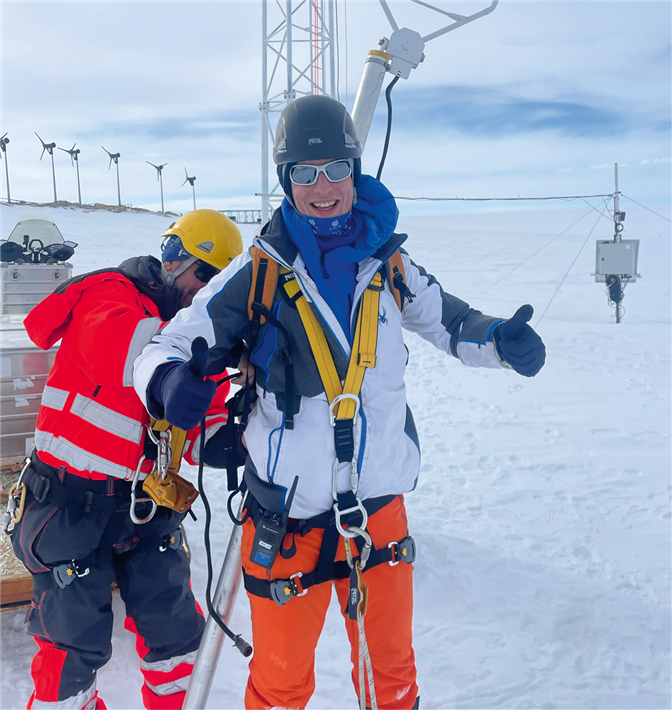 Brandon van Schaik bereitet sich darauf vor, den 30 Meter hohen Windmessturm neben der Princess Elisabeth Antarctica zu besteigen. © International Polar Foundation